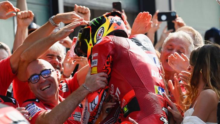 Bagnaia celebra con Ducati su triunfo